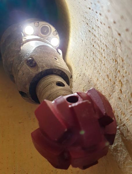 Technicien VRD Tech opérant le fraisage robotisé dans un réseau d’assainissement.