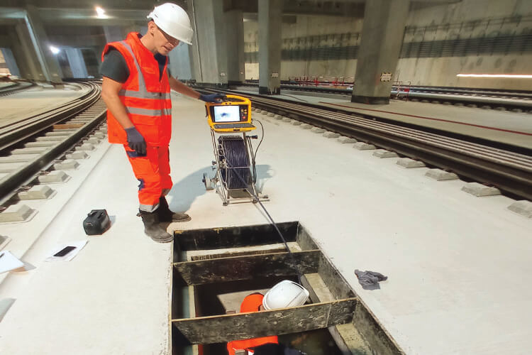 Technicien VRD Tech analysant en temps réel les images sur écran lors d’une inspection